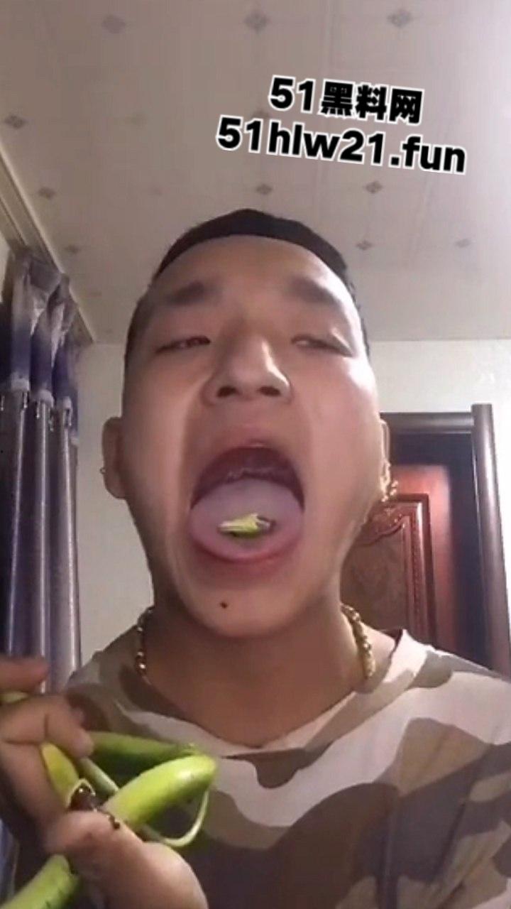 重口慎点！快手小哥炸裂生吃各种活物合集，活鸽子活麻雀死猪菜花蛇，哥们儿还活着吗？