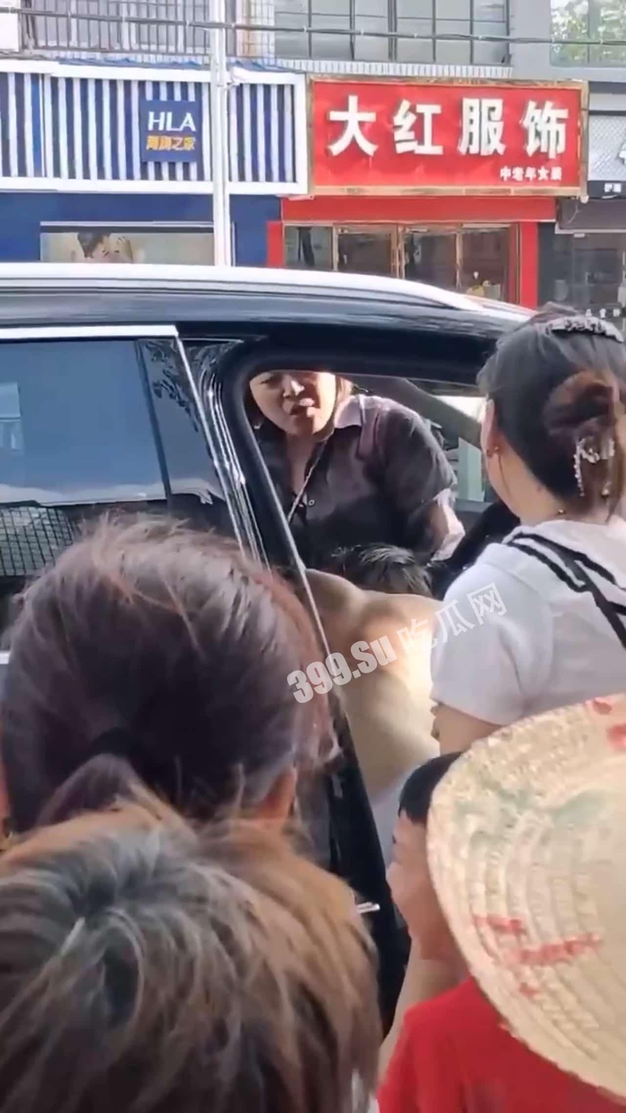 安徽六安抓奸小三被扒衣 抖音账号曝光