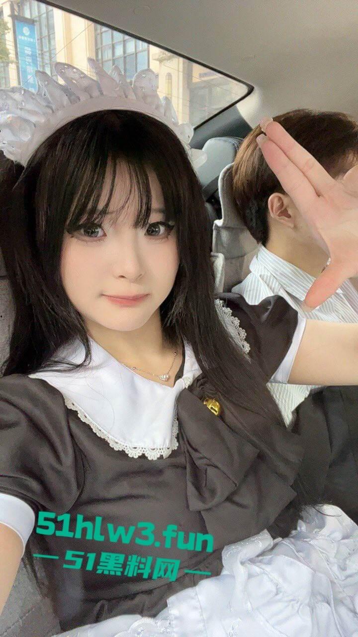 推特网红福利【姬洛宝】cos圈有名的骚鸡，颜值甜美身材性感自慰粉嫩小穴，玩的淫水直流。