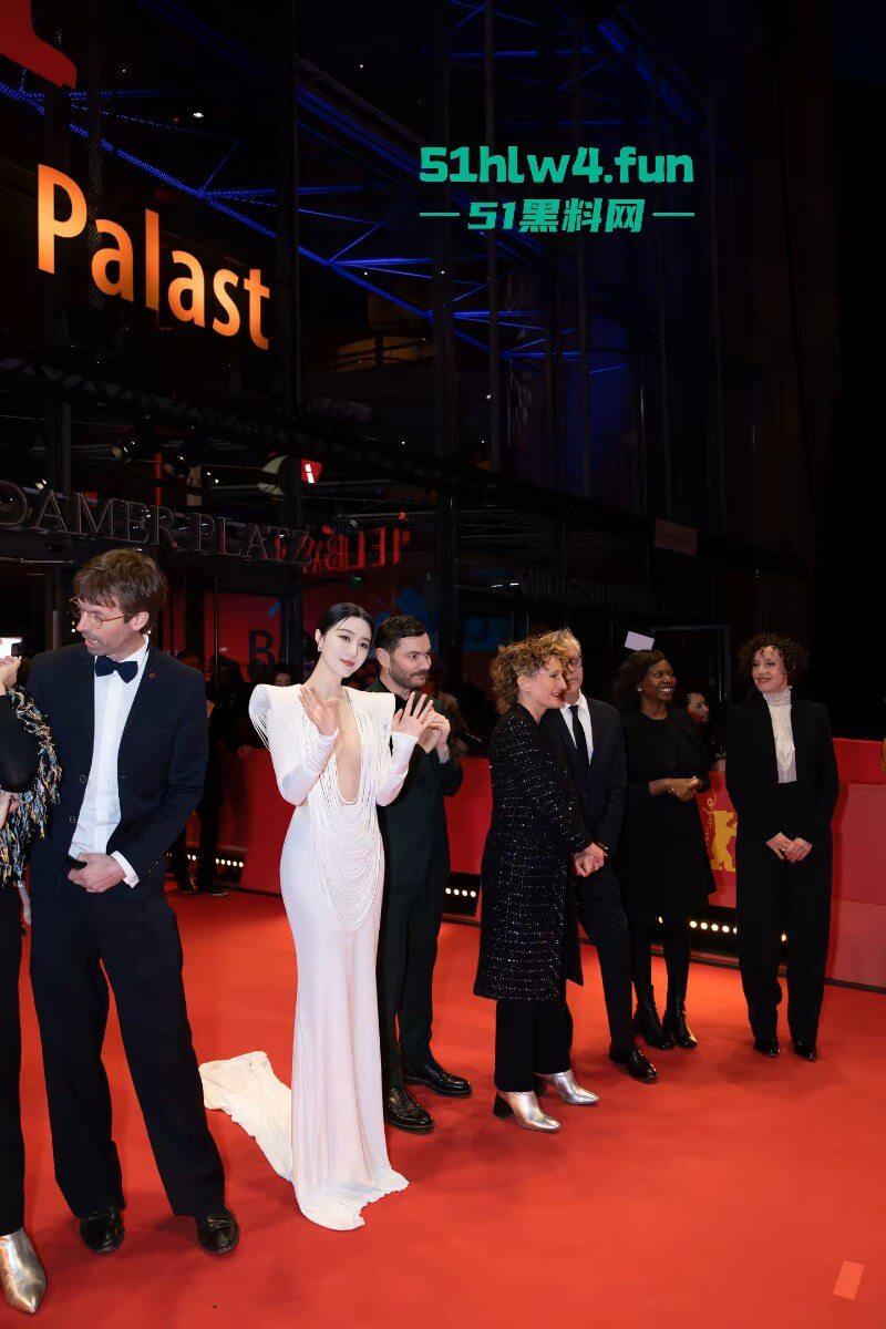 范冰冰复出柏林影展，范冰冰喷血造型超性感流苏设计的若隐若现失手露乳贴，看来巨星没落也只能靠肉体吸睛。