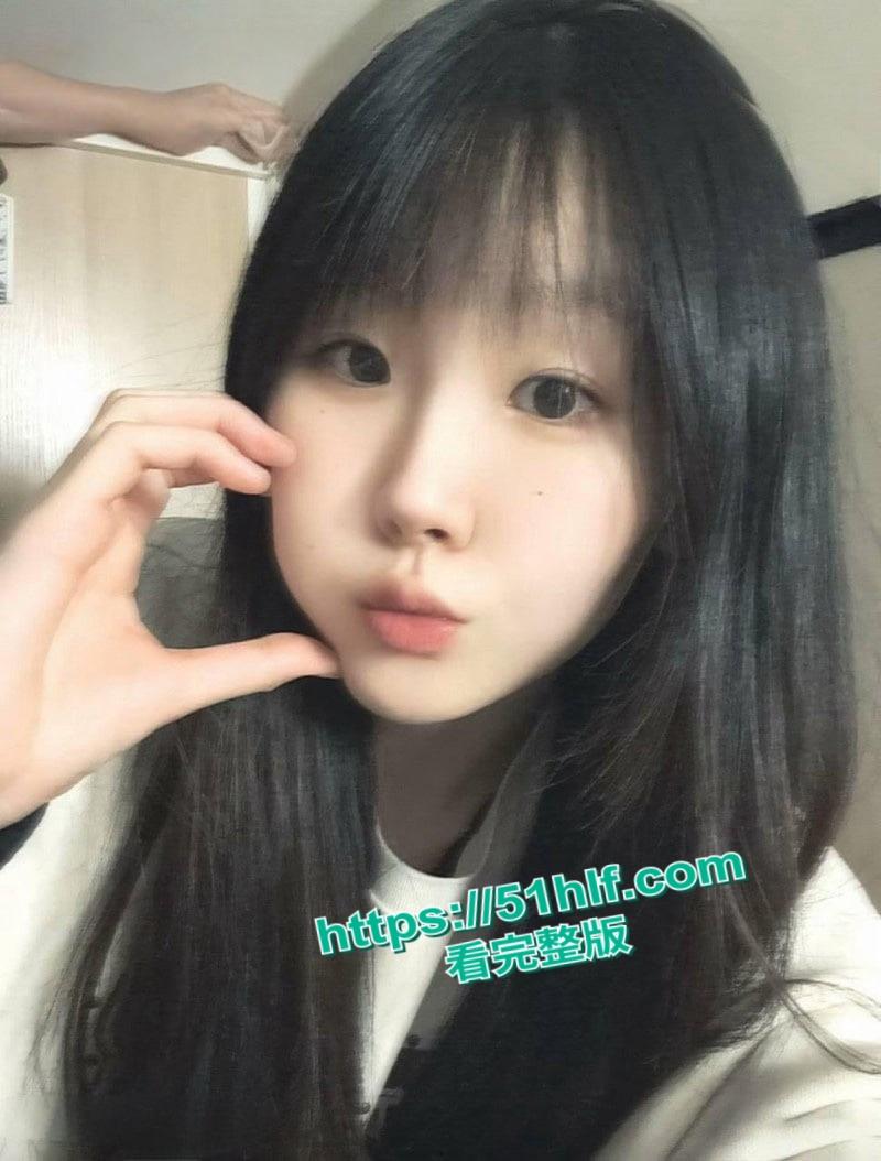 超反差大一嫩妹【董欣】恋父癖极为严重，口味独特与大龄炮友一夜两炮，骑乘榨精淫荡至极！