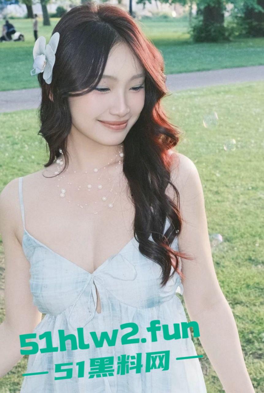 高颜值长腿学生妹，为了钱下海做伴游成金主大叔包养的金丝雀，白天仙气飘飘晚上变身母狗，忘我吃鸡骚气四溢。