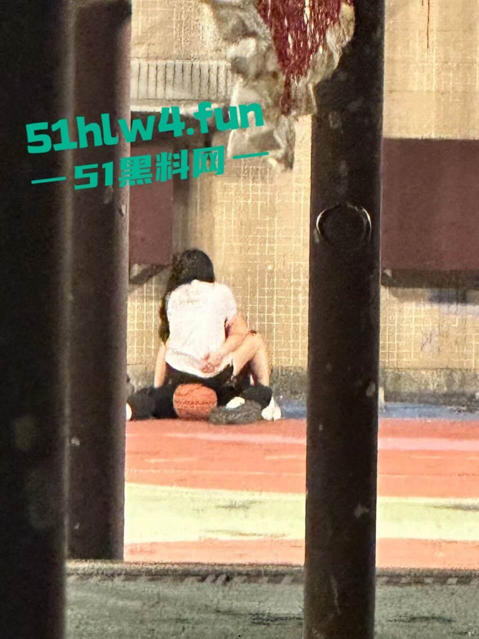 偷拍下篮球场的秘密，一对情侣周围四下无人竟然户外激情做爱，青春的激情与无畏。