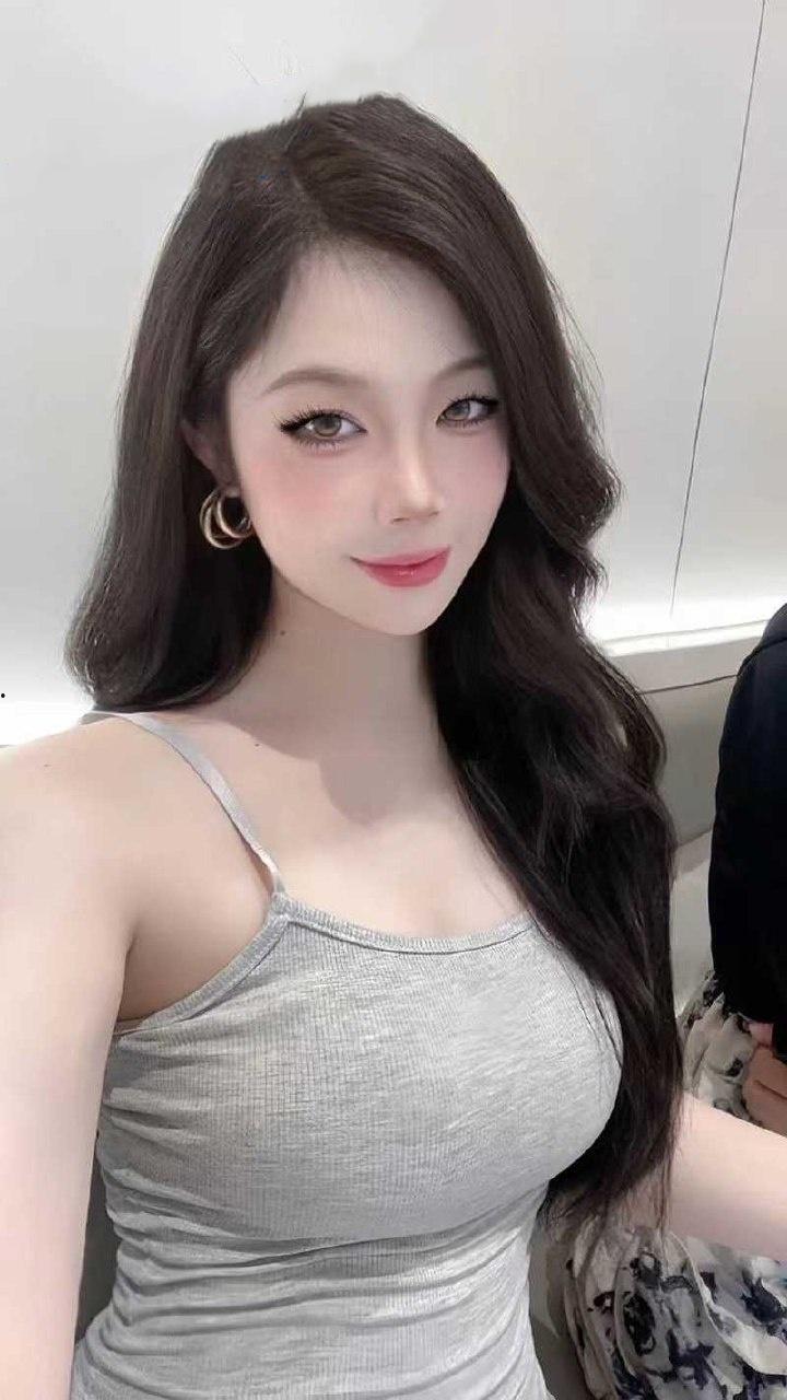 河南台球助教李梦瑶背着男友跟不同男人聊骚，穿着性感黑丝与金主大哥裸聊 被大哥带去酒店无套爆操内射骚逼