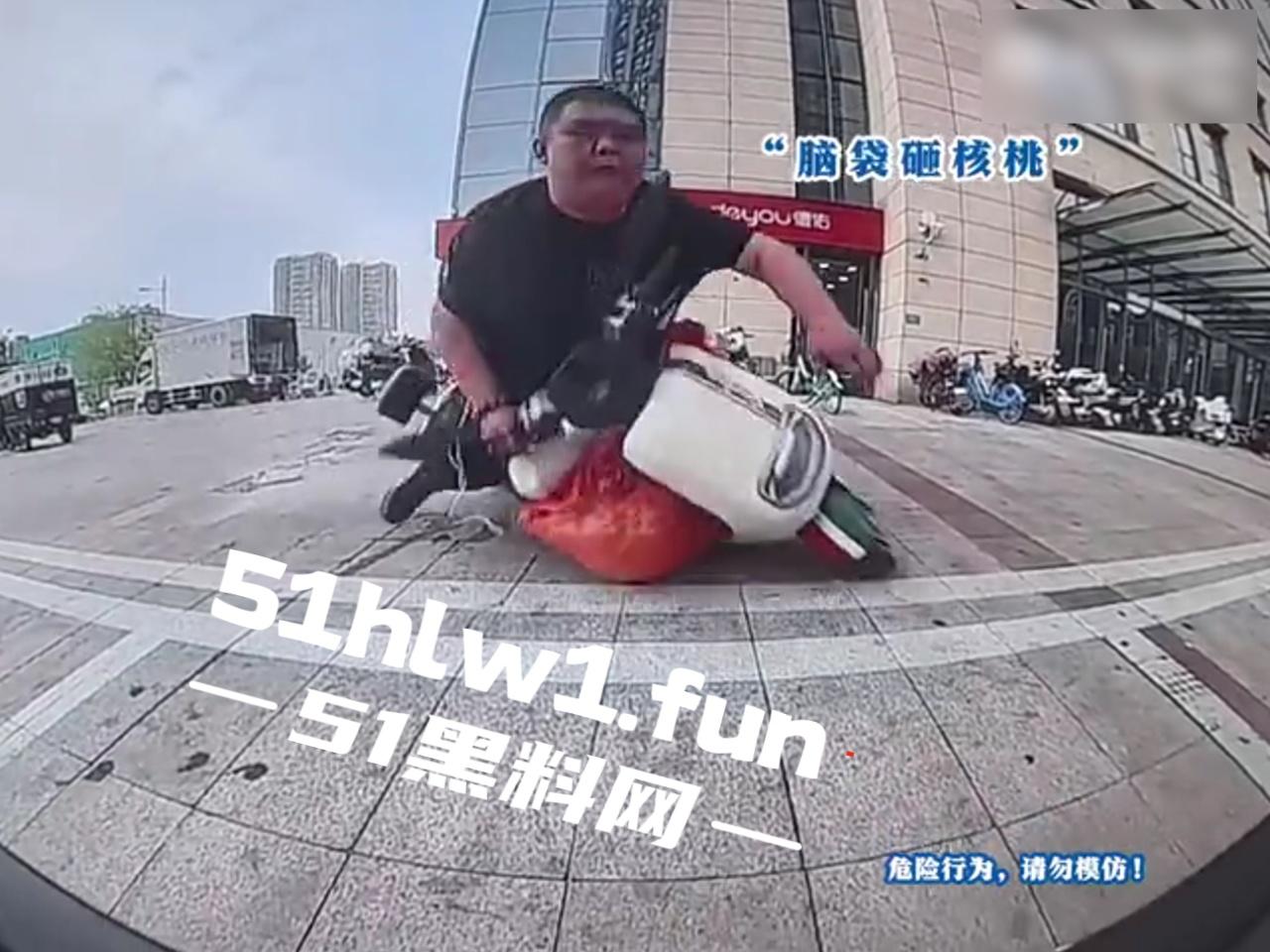 盘点今年奇葩车祸，监控下的搞笑瞬间，虽然明知是车祸，但还是不道德的笑了，有卧龙的地方必有凤雏啊！