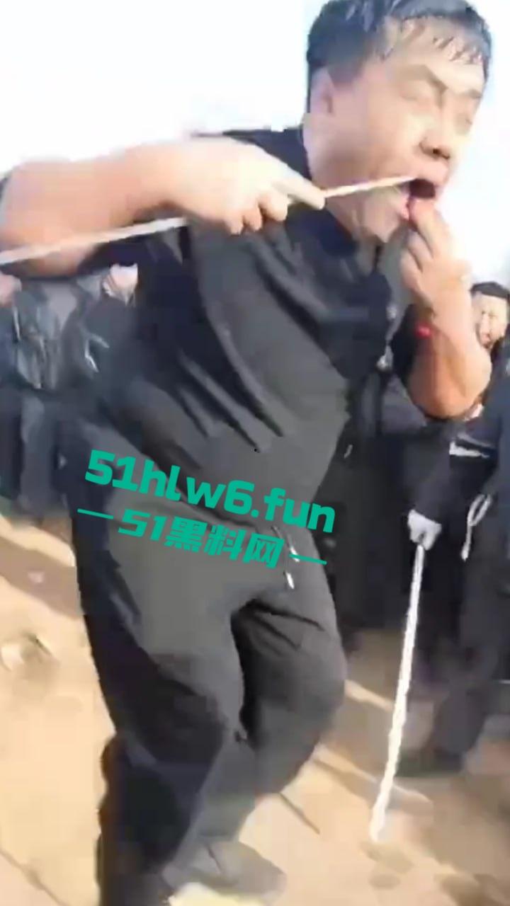 辽宁营口大石桥低俗表演现场实拍，各种钢针穿刺，铁链穿肉拉伸玩的真够变态的啊。