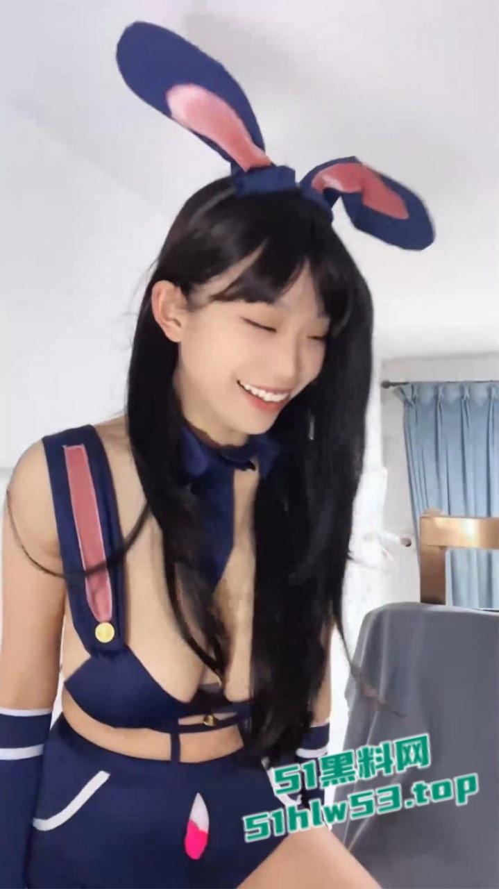 半糖甜美主播【阿斗】与男友激情性爱直播流出，G奶尤物COS性感兔女郎和粉丝互动聊骚，表情羞涩惹人怜爱！