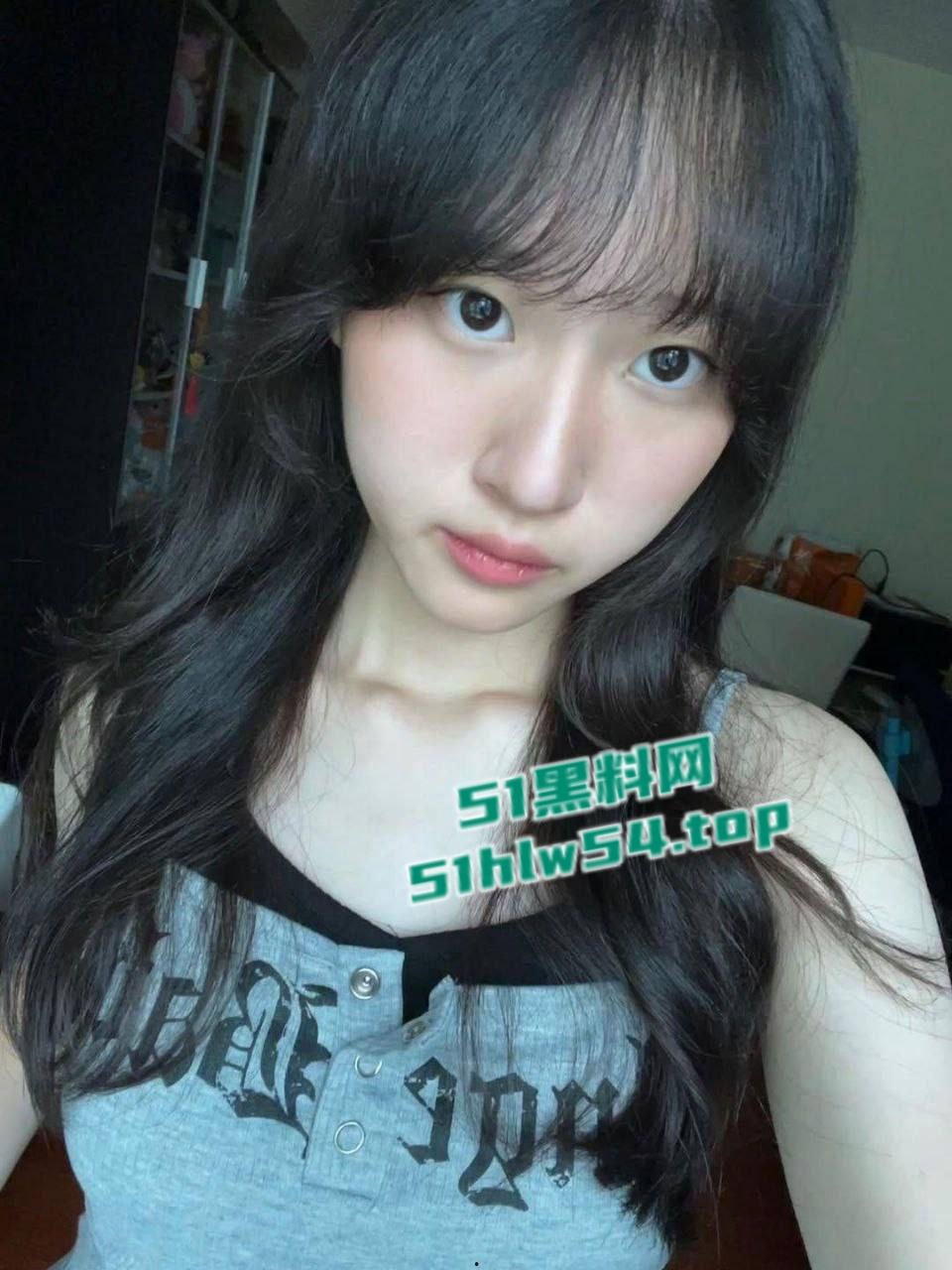 香港圣母书院高校学妹,初尝禁果首次做爱,胴体稚嫩满面享受,浑身散发青涩气息!