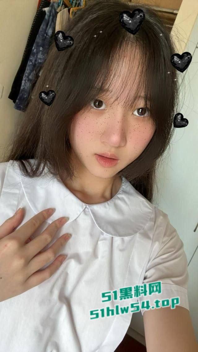 香港圣母书院高校学妹,初尝禁果首次做爱,胴体稚嫩满面享受,浑身散发青涩气息!