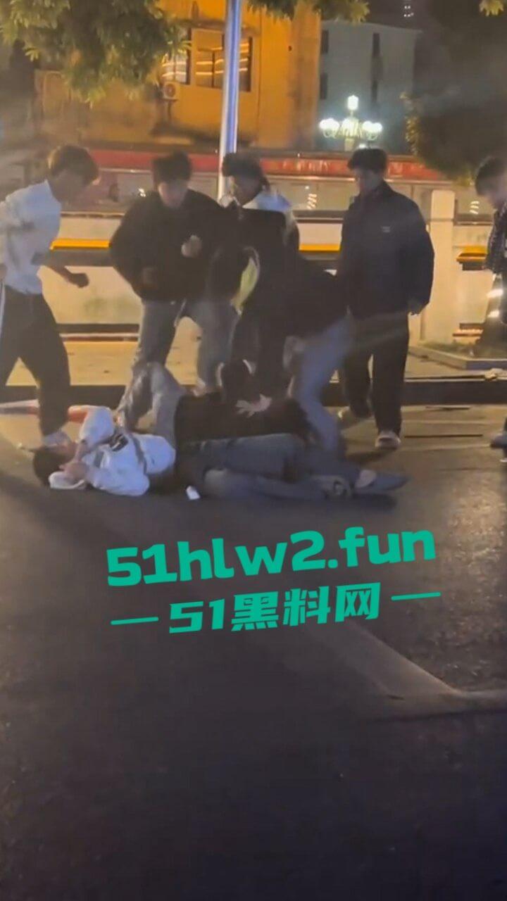 精神小伙街边斗殴为了女友逞面现场视频，骑电瓶车带人围殴一群人殴打两个人，目前几人已经被逮捕。