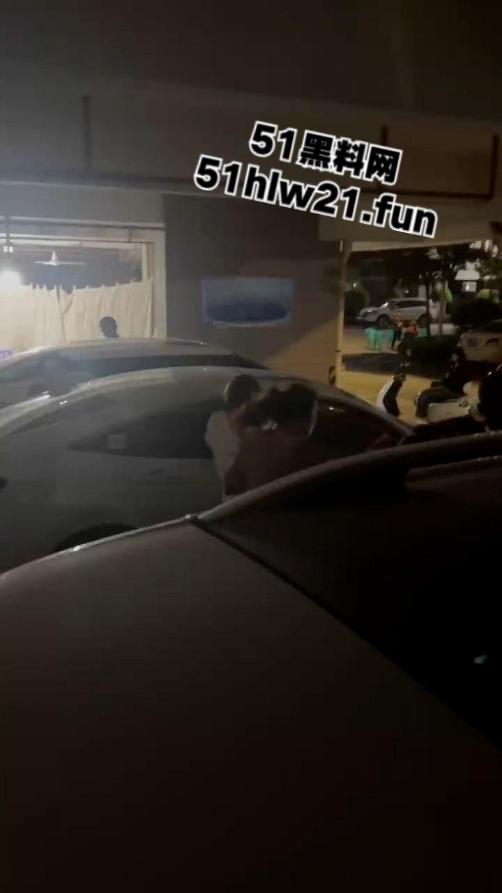 广东无耻小三女偷腥卖骚勾引男人，被原配当街扇脸暴揍，拎着头发让大家好好欣赏这张骚脸。