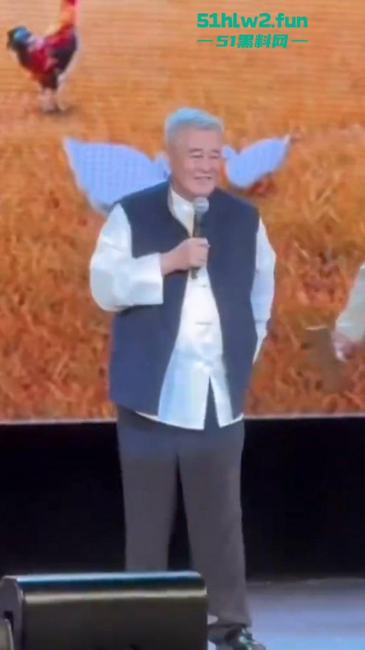 赵本山全球巡回演出在纽约开启第1站，场面宏大人流爆满果然是喜剧之父这影响力杠杠的。