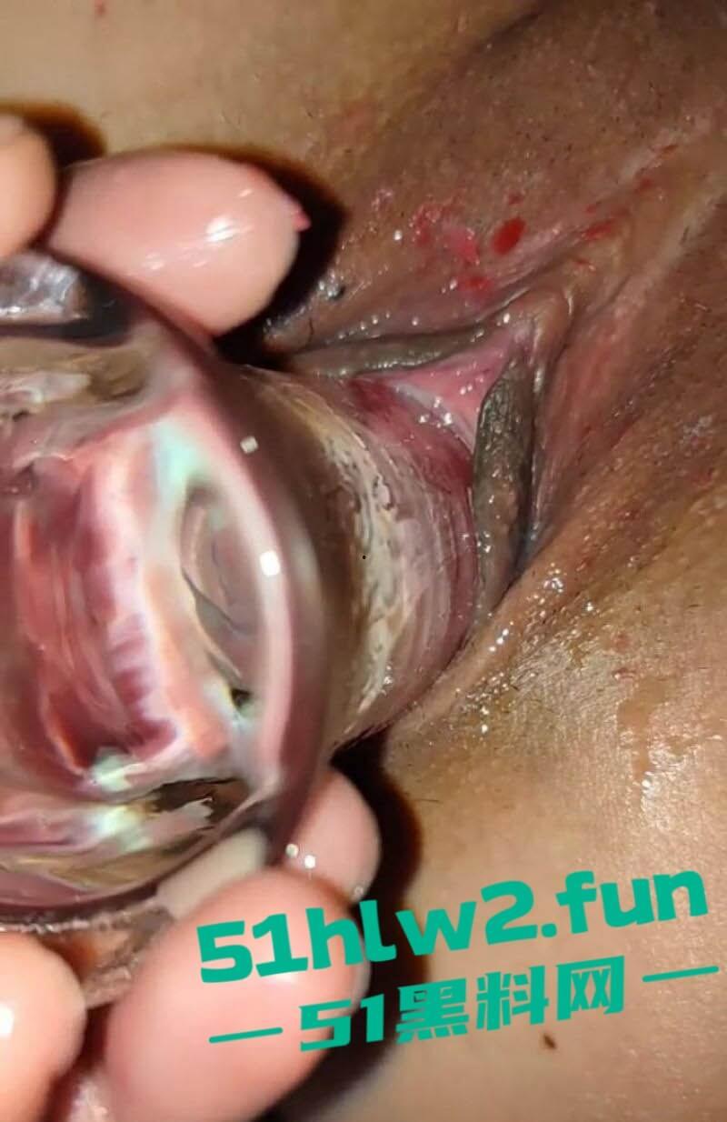 情人节最狂热瓜，JK黑丝清纯妹子玩SM爽了，一边被炮机狂抽一边往逼上滴红色燃料，还嫌不够刺激，再加一根按摩棒！