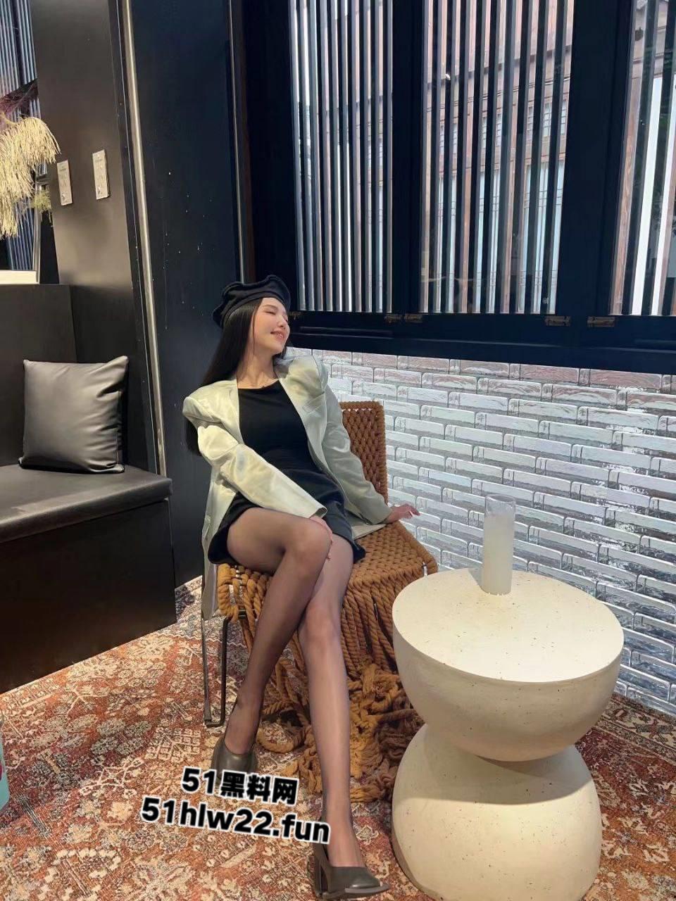 大屌司机勾引老板的小三，长腿模特般的火辣身材私下与司机偷情，惨遭大屌激情爆操淫叫不断。