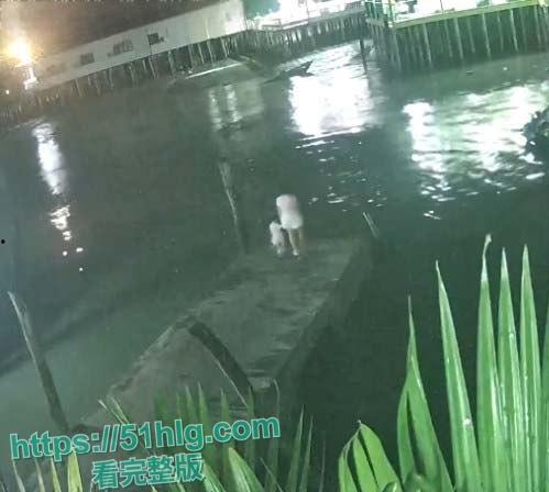 国外大瓜！【马来西亚吉胆岛】 一宝妈因争夺抚养权问题 深夜携3岁女儿跳海轻生 监控记录全程 结局令人惋惜
