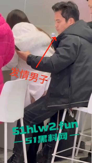 车站候车厅手机充电站惊险一对情侣，不顾周围众人大胆当街做爱视频曝光，这个刺激度也太上头了吧。