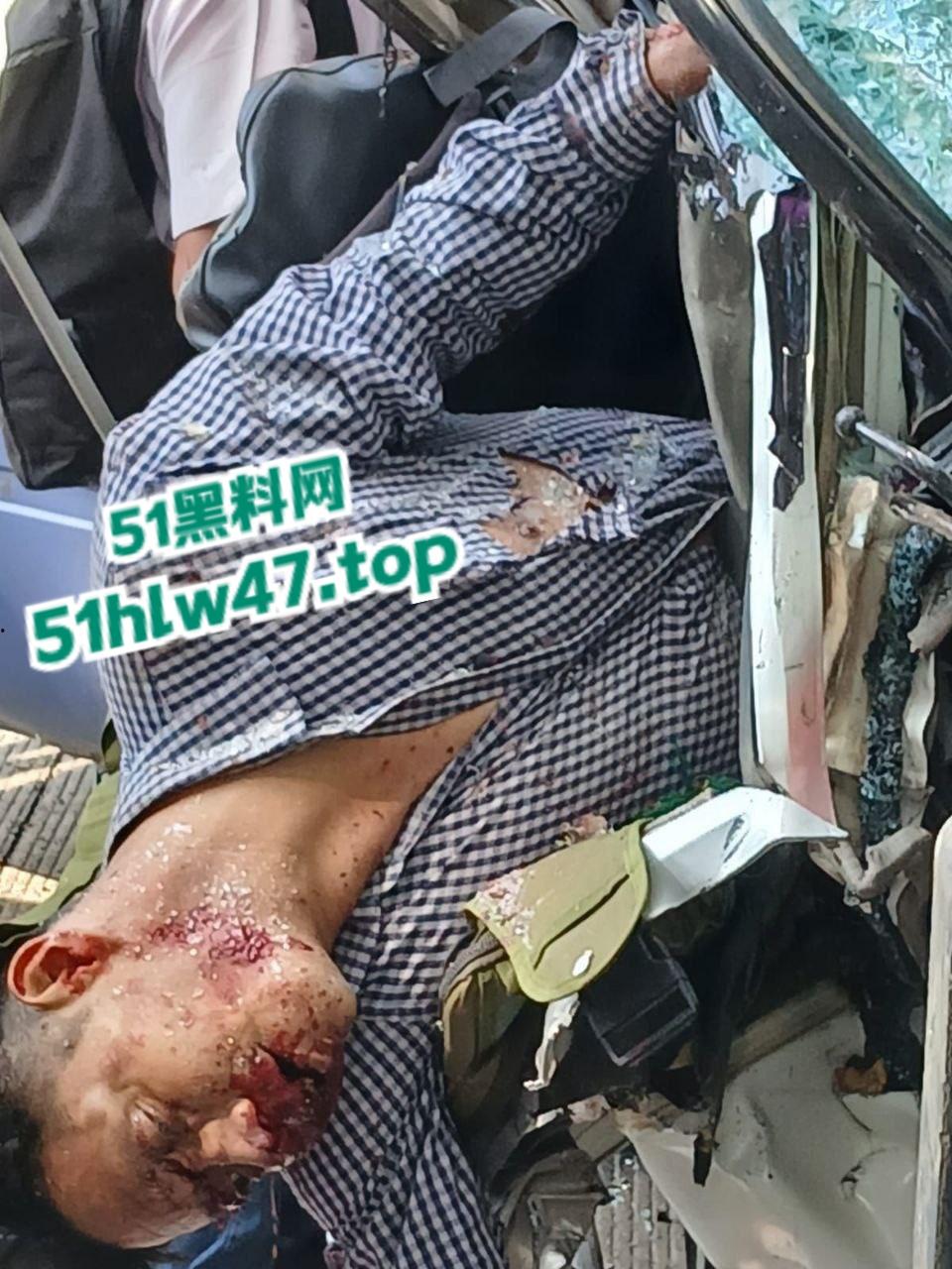 【血腥恐怖】印尼发生惨烈车祸，超速行驶失控后撞上前方货车，导致多人死亡司机直接面目全非。