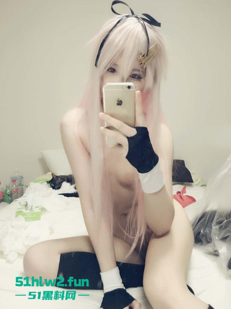 远古福利姬【习呆呆】解禁新作，高颜值萝莉妹白丝美腿，玉足夹撸肉棒极度反差。