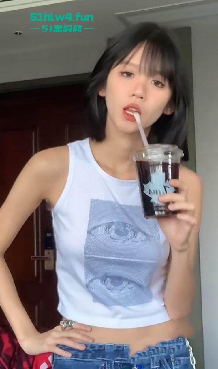 抖音纯欲天花板1800万网红【井川里予】现在已改名【痱子哭哭】不雅视频事件!纯欲天花板沦为擦边天花板 。