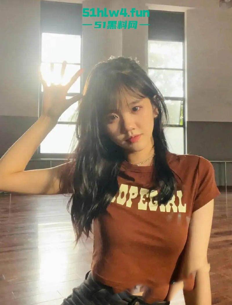 抖音纯欲天花板1800万网红【井川里予】现在已改名【痱子哭哭】不雅视频事件!纯欲天花板沦为擦边天花板 。