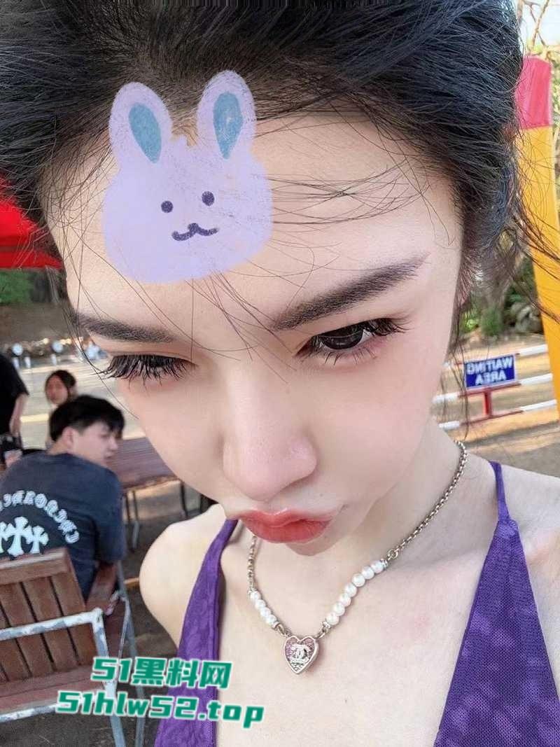 天津顶级名媛【黄丽娜】线下援交视频曝光，疯狂式口交深喉被金主爆操爽的直翻白眼，肩部纹身实锤无疑！