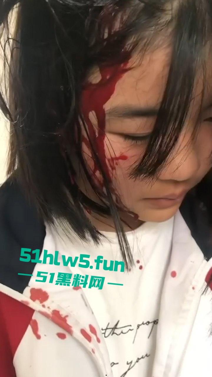 广西南宁又现渣女校园覇凌，木棍打头致出血场面暴力令人发指，现场霸凌视频曝光。