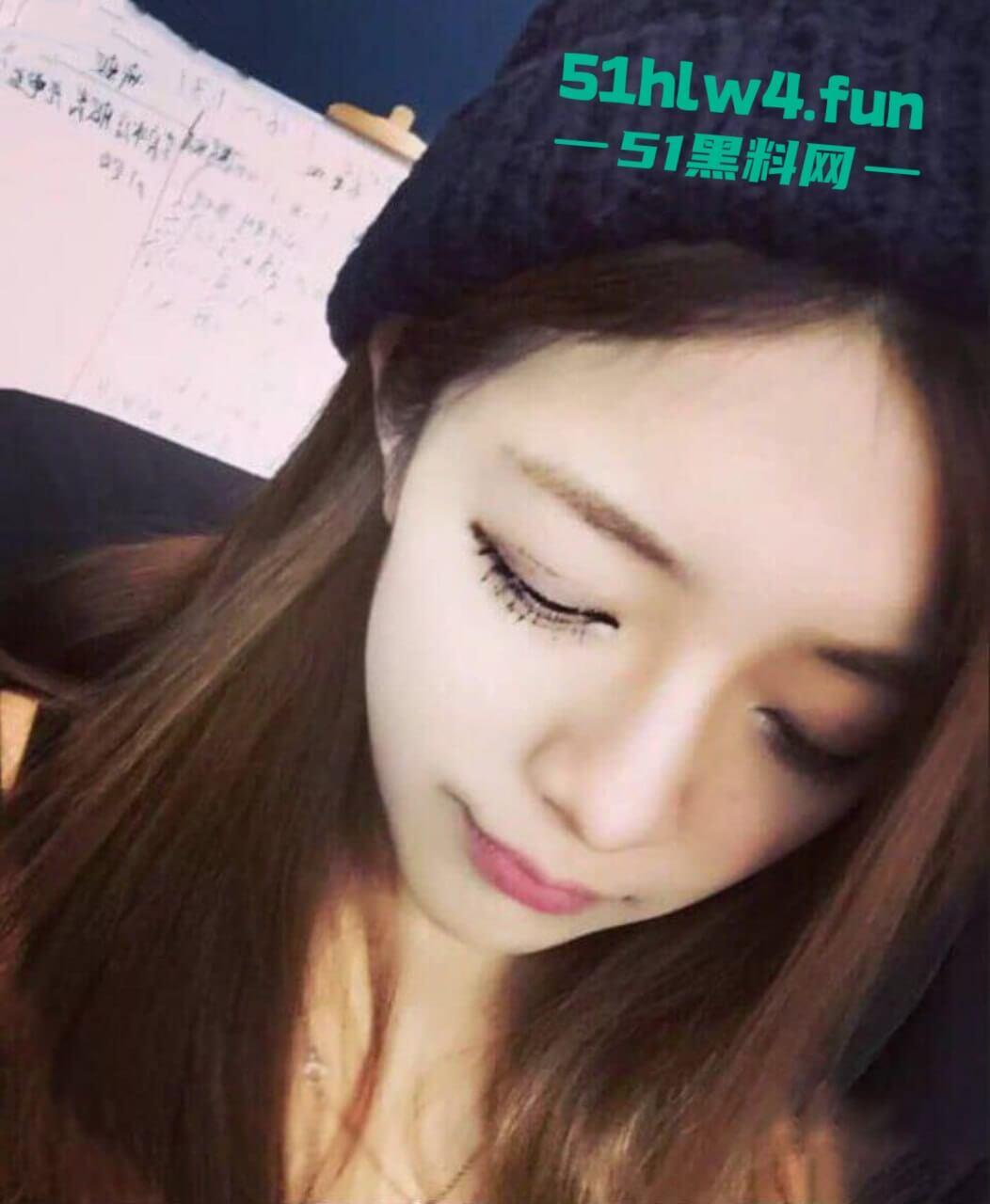 高颜值大眼母狗御姐颜值模特身材,私下却反差至极跪地舔脚伺候主人,再被无套抽插无毛嫩穴。