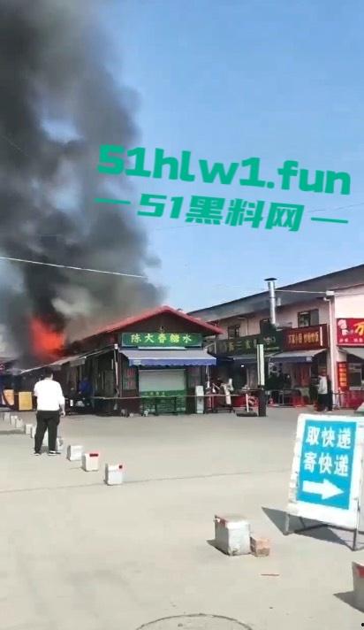 广西钦州北部湾大学城一糖水铺 因小孩放鞭炮引发火灾 现场浓烟滚滚真是造孽！