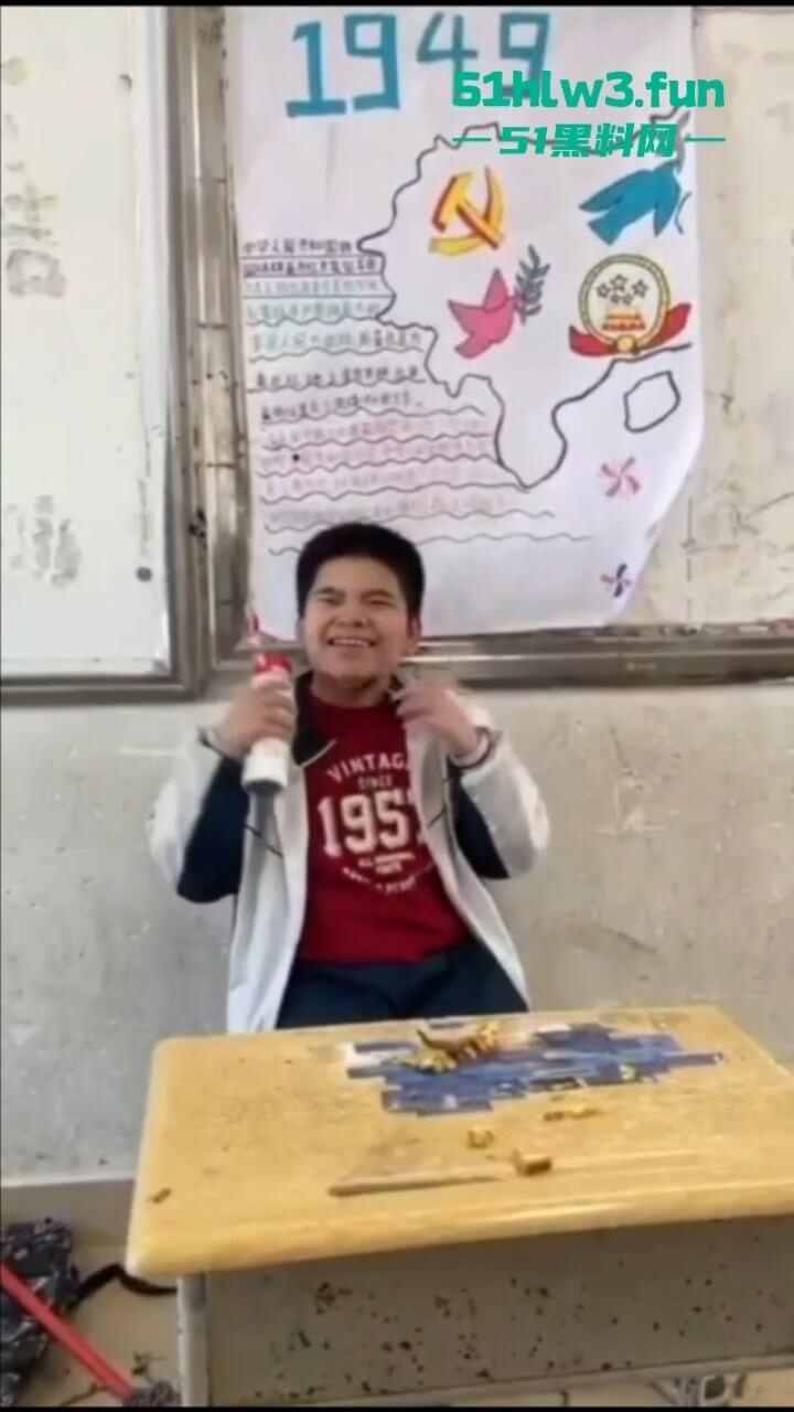 广东吴川中学一学生在教室被同学群殴，口塞异物拖把打脸，学校却让旁观同学删视频。