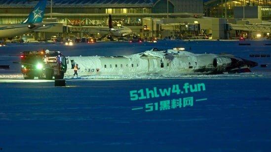 加拿大多伦多达美航空，一架客机因恶劣天气坠毁幸亏降落处厚厚一层积雪，80多名乘客成功撤离。