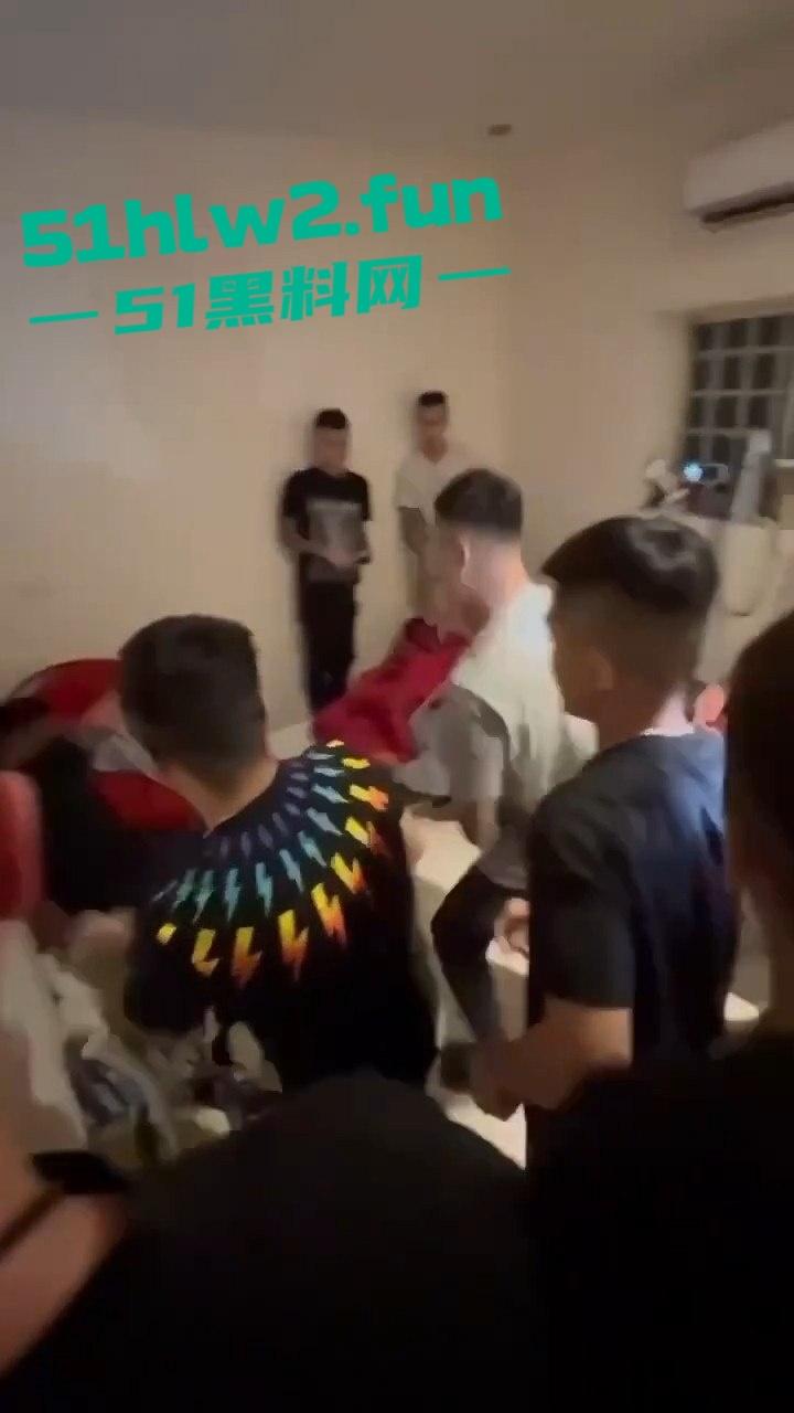 台湾直播主遭一群人拳打脚踢，直播间瞬间变战场，棍子都拿出来了招呼着打，实在是辣眼！