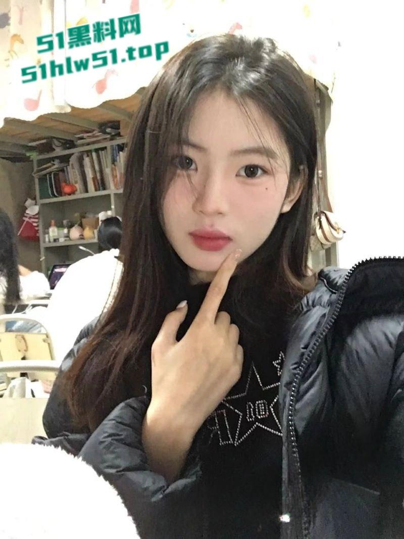 湖南清纯学生妹惨遭精神黄毛做爱，私密拍摄视频曝光，身材娇小曲线撩人，白虎嫩穴被黄毛无套爆操淫叫连连！