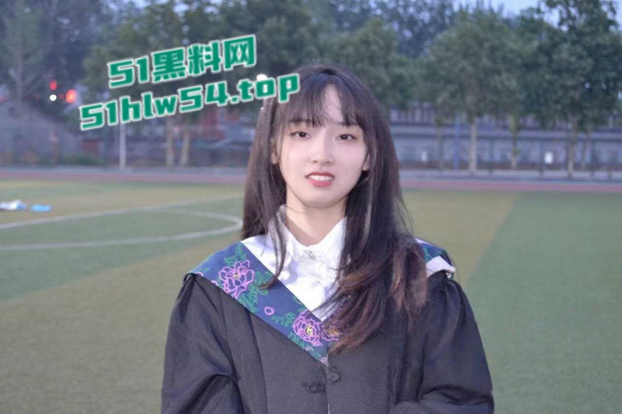 清纯女大学生露脸遭男友在酒店调教，白嫩小穴被男友猛操，后入扣逼跪爬娇喘高潮！