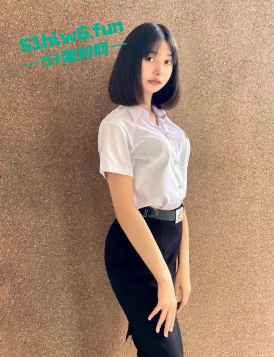 泰国拉拉队女神【Kae】还在上高中的极品尤物，三点粉嫩性感诱人自慰视频流出。