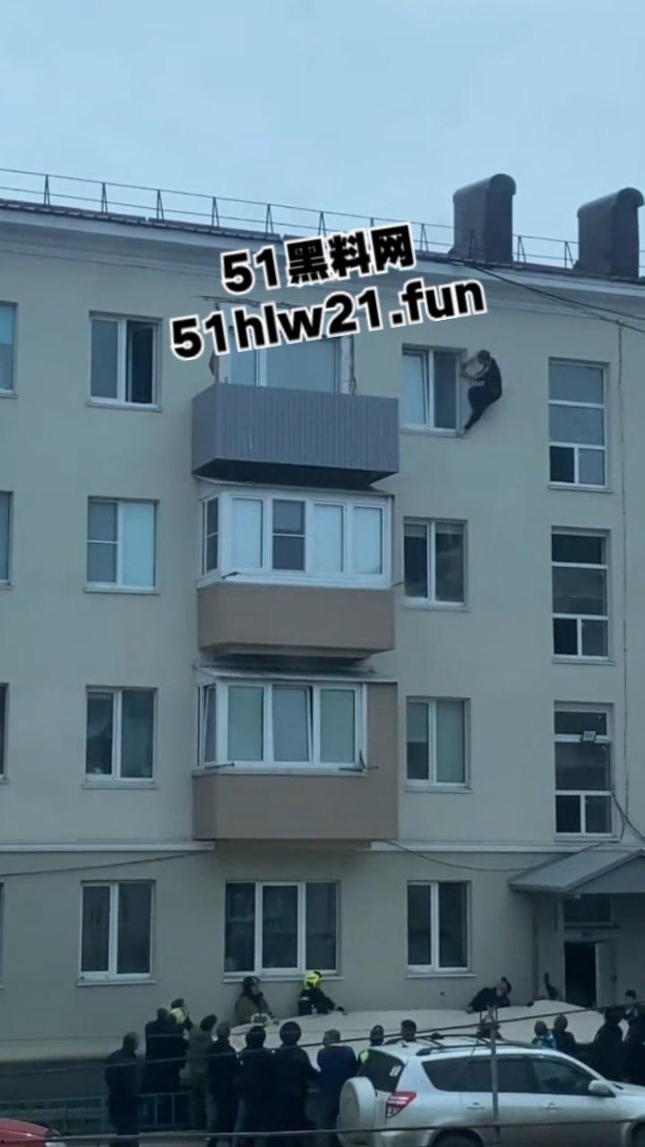 山东男子跳楼自杀，为了将自己摔死还特意选择了入户门的棚顶，这下摔的真Q弹啊。