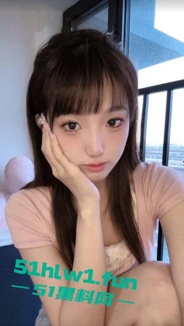 湖南长沙反差女大学生【刘子玥】 soul上撩骚约炮视频裸聊，隔着镜头伸出舌头接网友精液。