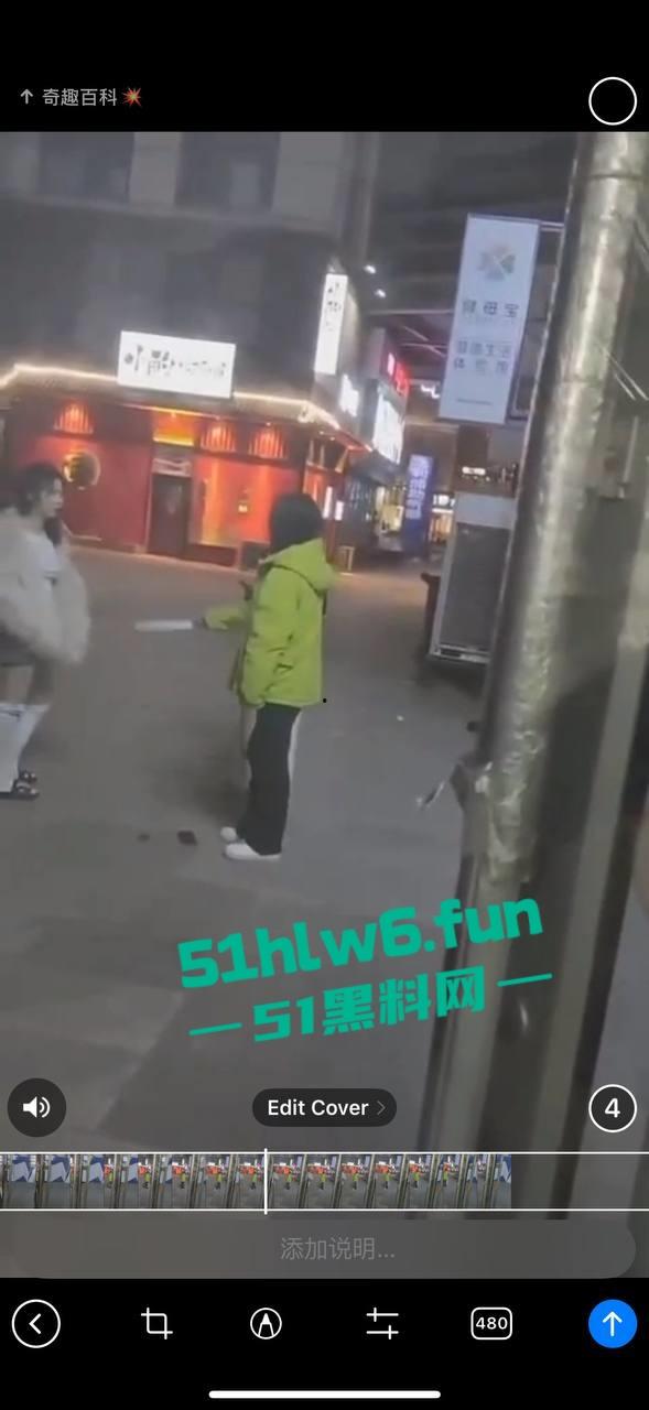 俩嘴贱妹给大姐头造黄谣，被对方带人当街暴打，拖拽扇脸假体都打出来了。