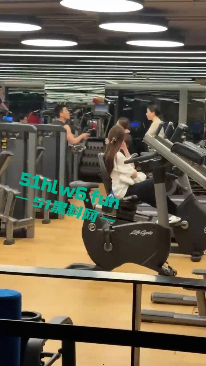 老肥婆诬陷健身小哥对她图谋不轨，小哥却自称是0对母性毫无性趣直接气得大妈报警。