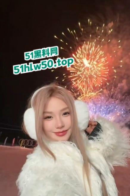 抖音2000W粉丝大咖网红【刀小刀】欠钱不还，还怂恿粉丝到别人店里拉屎，警察从公寓带走画面曝光！