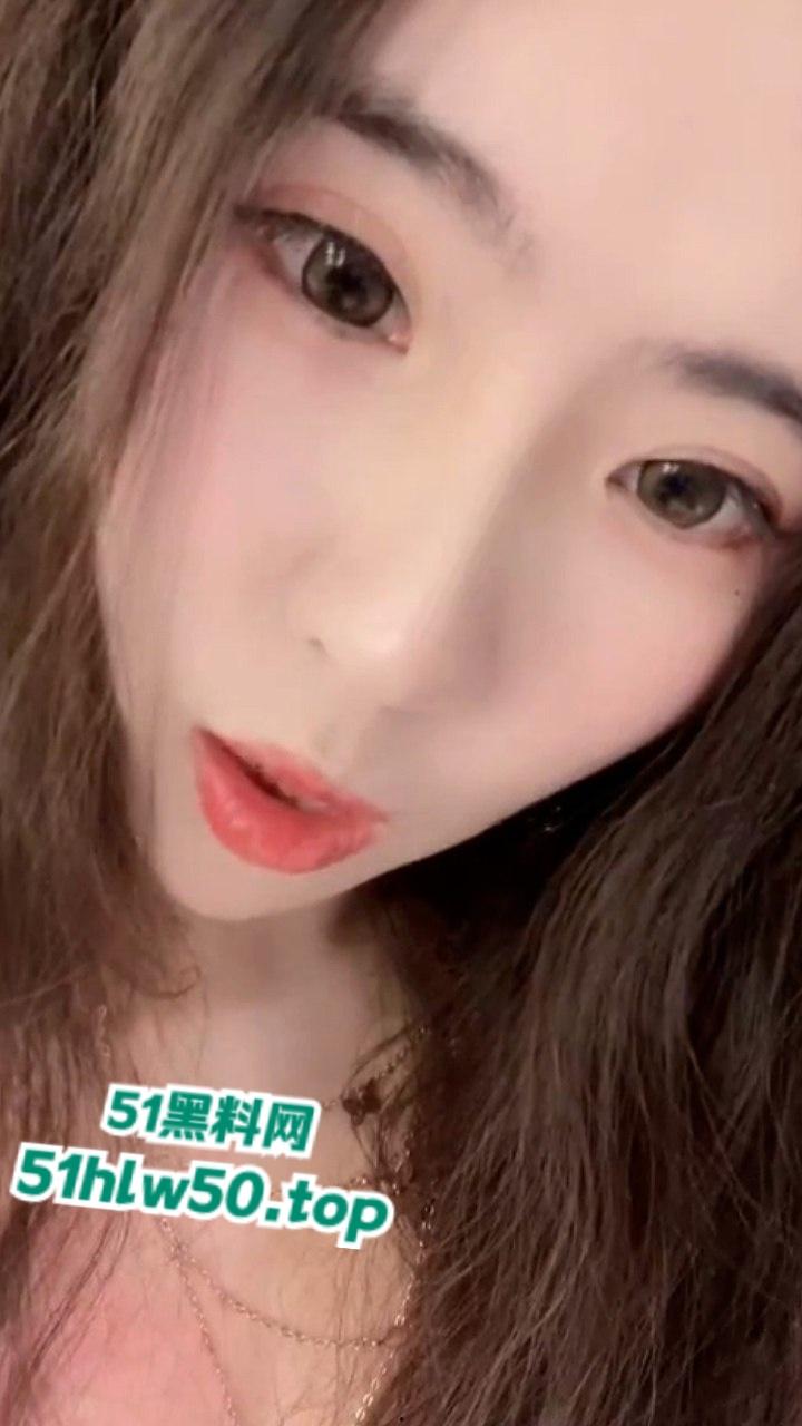 撸点爆满的【沪上十三姨】高冷艳气质美女，开档黑丝大尺度显得巨反差！