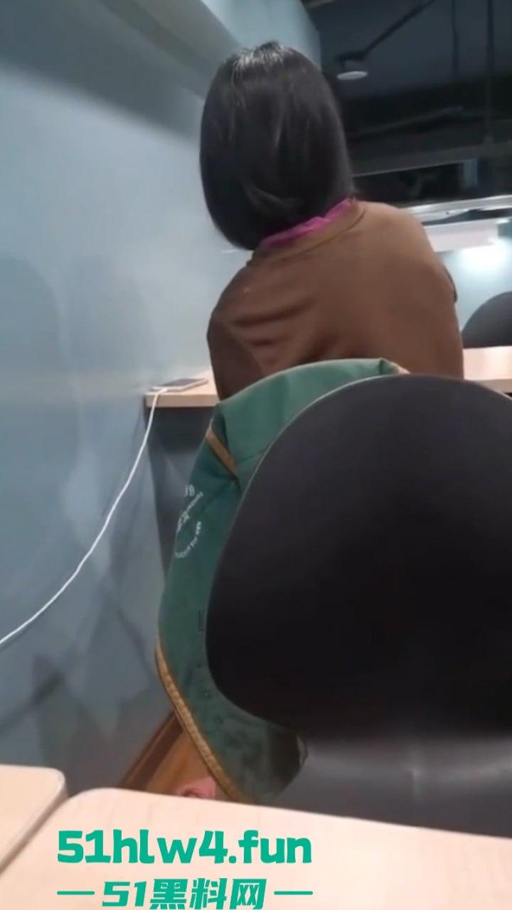 性瘾骚妹罗森便利店休息区自慰高潮，连环淫叫吓坏小处男，引发广大网友疯传。