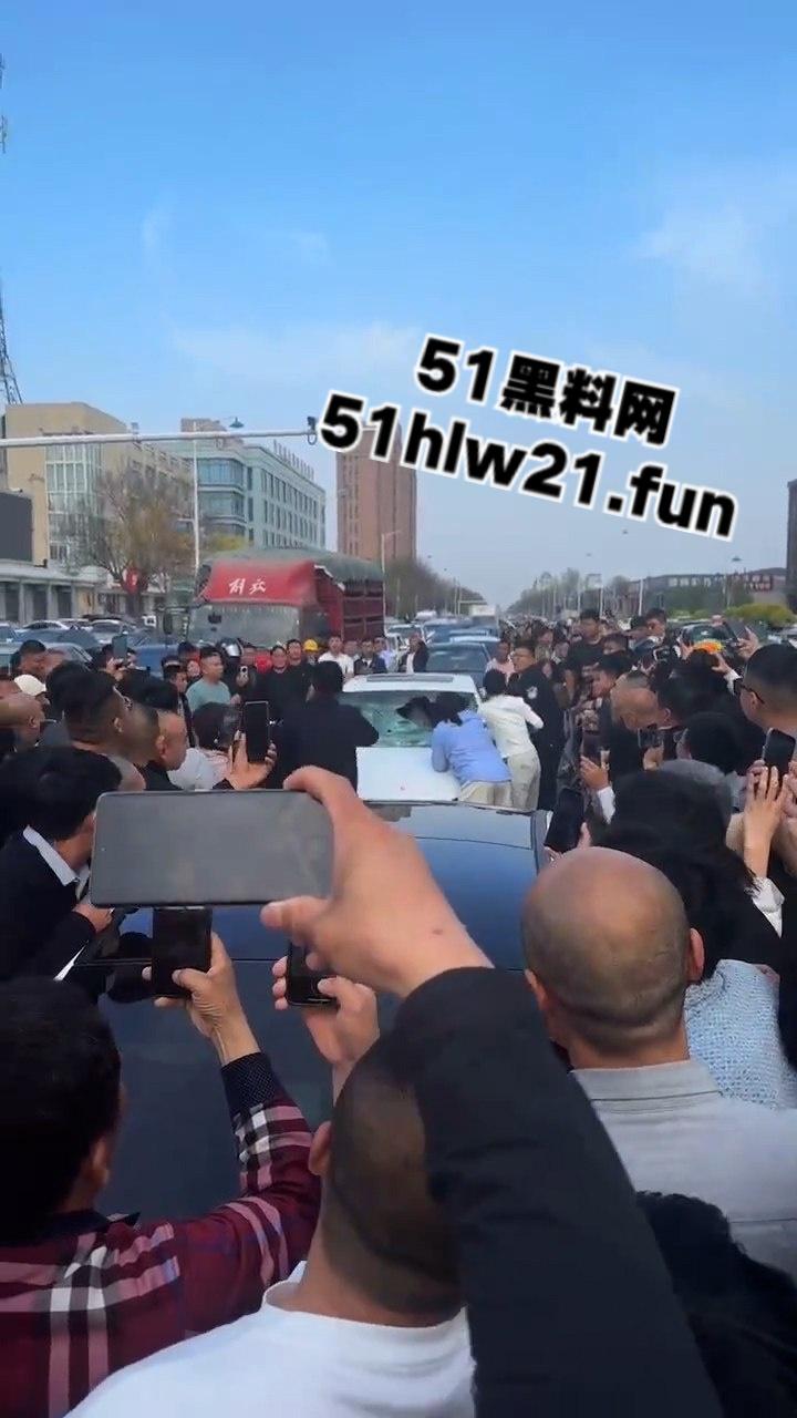 河北邢台爆发妻妾大战，原配怒砸小三车，楚楚可怜的小三被砸碎车玻璃大露骚脸！