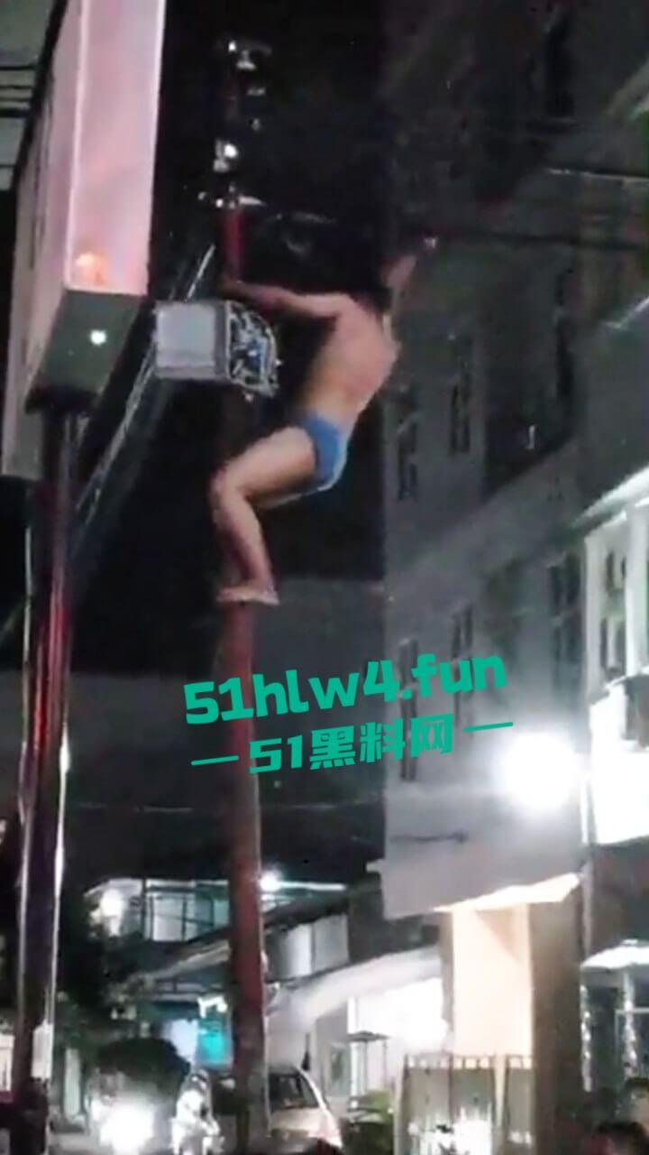 印尼一诈骗公司老板，通过理财诈骗方式骗取当地许多百姓钱财，被抓住后围追堵截，这身手真是了得啊。