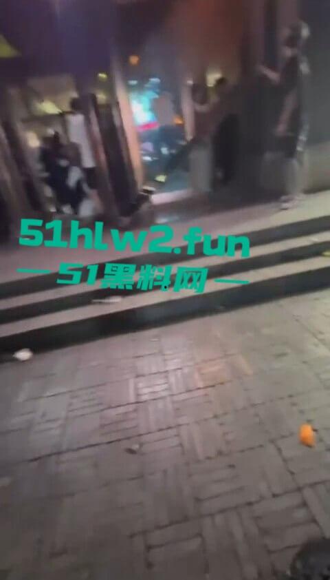河北石家庄YOLO酒吧惊天大瓜，50人群殴打到特警出动，厕所里男女当场打炮，旁边光屁股男在狂吐，细思极恐！