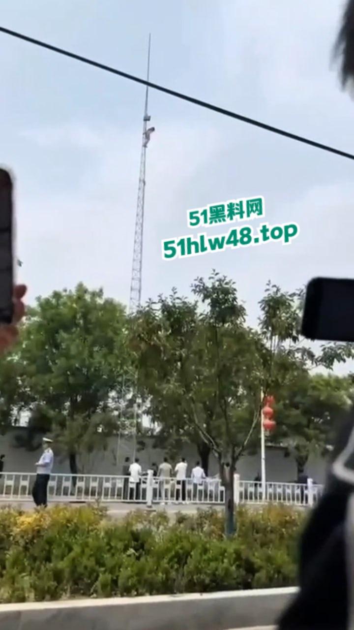 瓜友实拍裸女被绑电线杆，疑似是主人的任务逼迫美女爬上信号塔，再将其绑住完美展示。