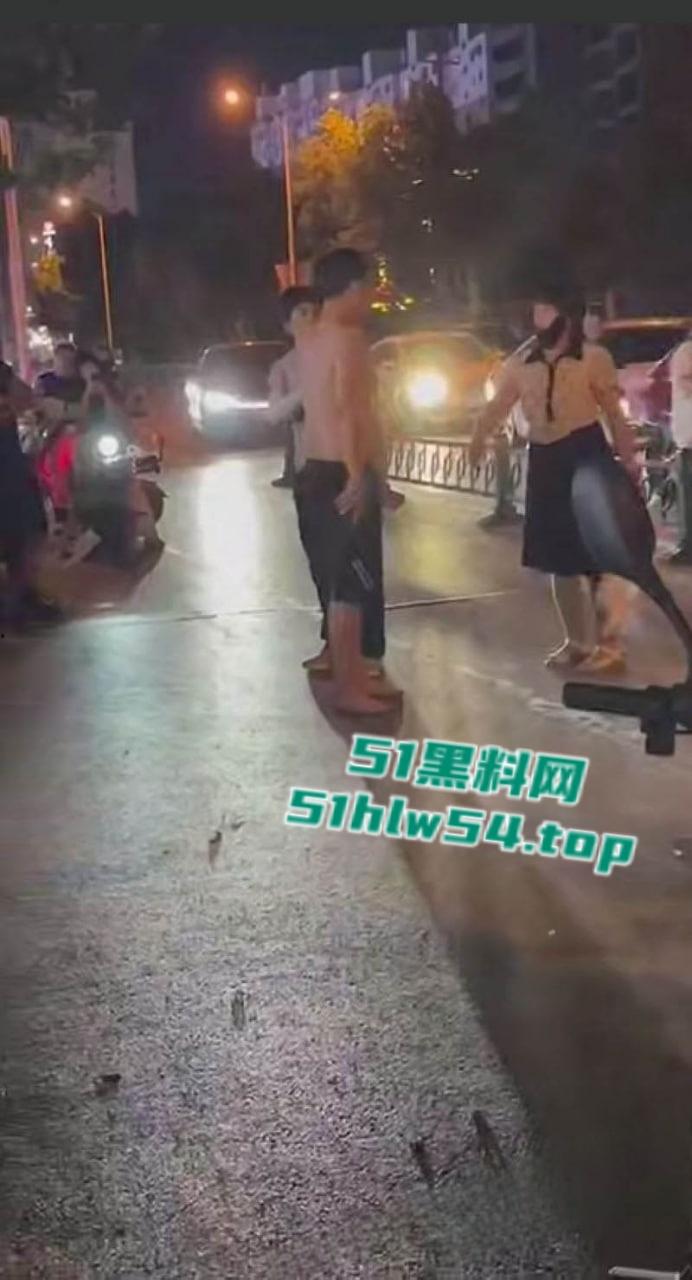 山东曹县万基母子对决，儿子抓奸老妈出轨，街头怒怼情夫老妈竟誓死保护情夫！