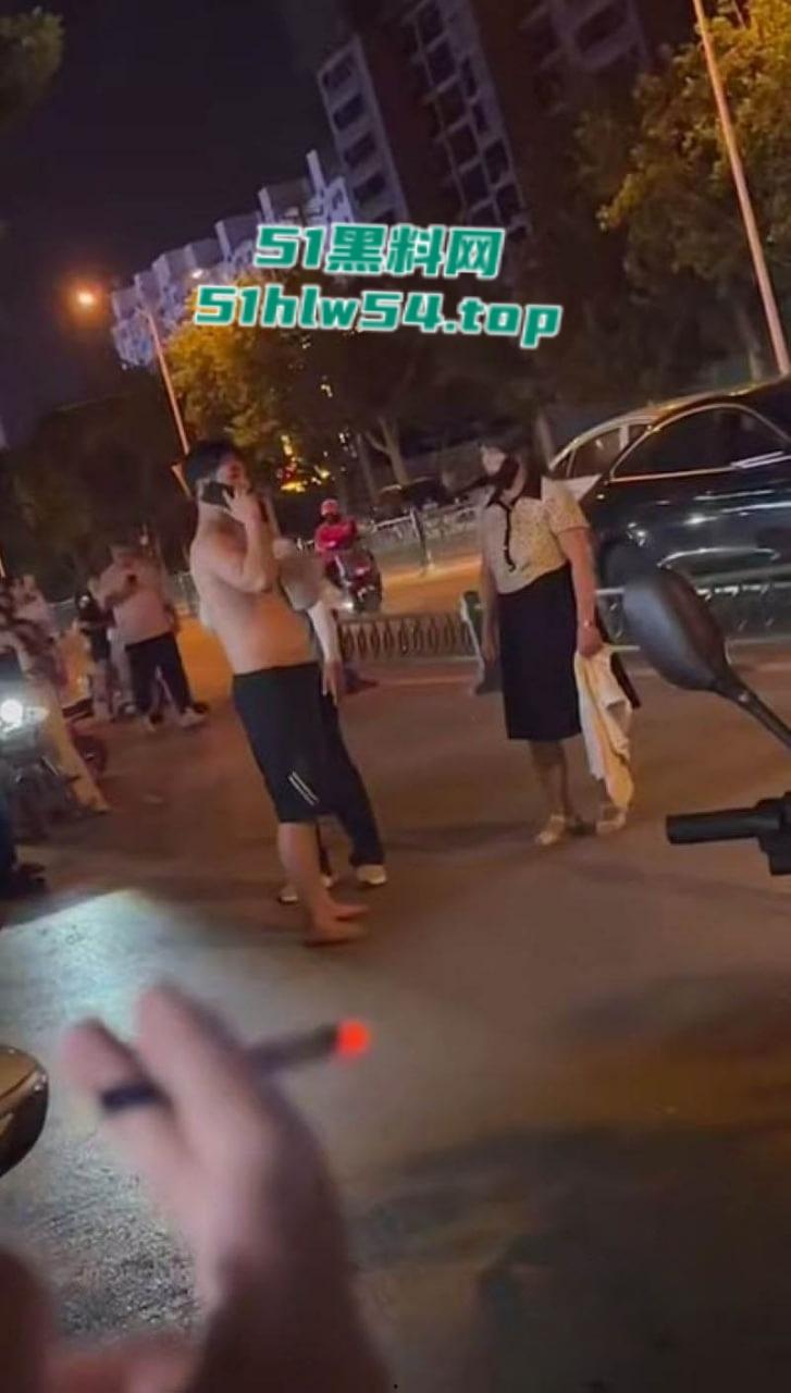 山东曹县万基母子对决,儿子抓奸老妈出轨,街头怒怼情夫老妈竟誓死保护情夫!