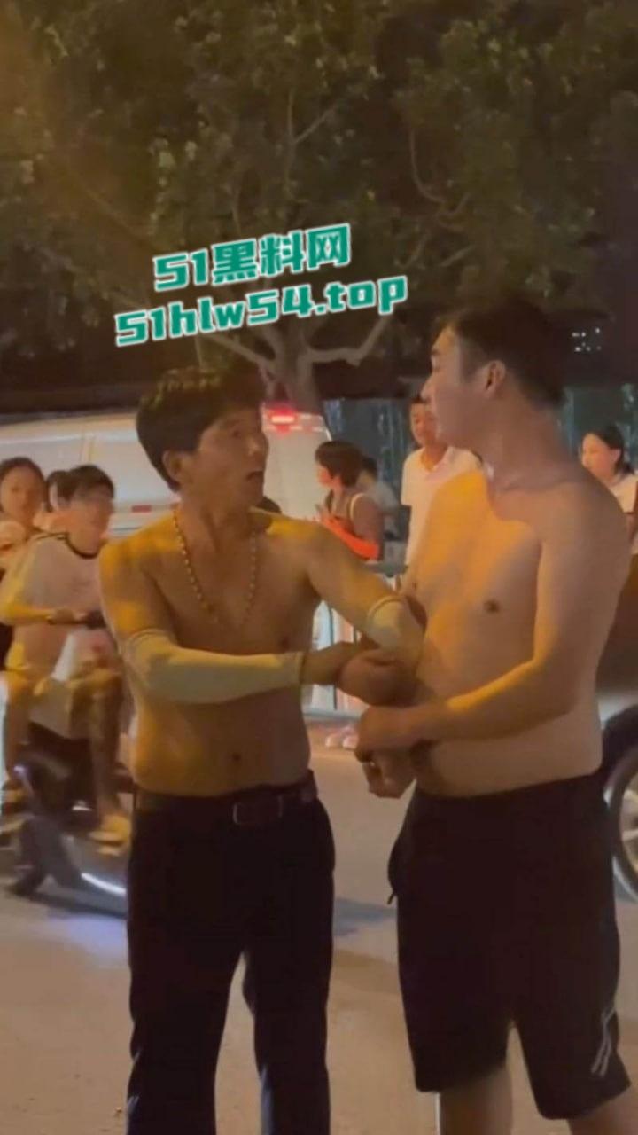 山东曹县万基母子对决,儿子抓奸老妈出轨,街头怒怼情夫老妈竟誓死保护情夫!