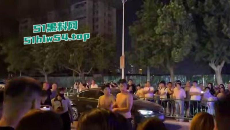 山东曹县万基母子对决,儿子抓奸老妈出轨,街头怒怼情夫老妈竟誓死保护情夫!