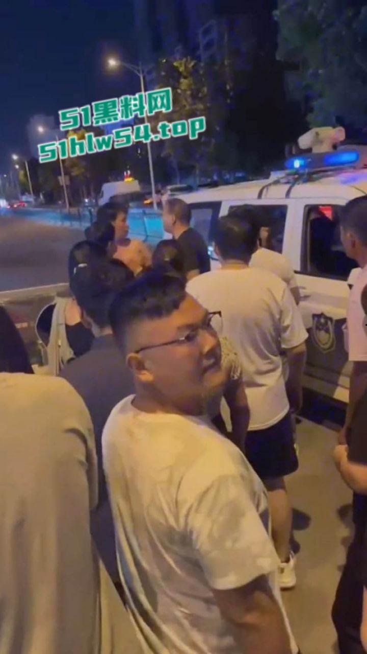 山东曹县万基母子对决,儿子抓奸老妈出轨,街头怒怼情夫老妈竟誓死保护情夫!